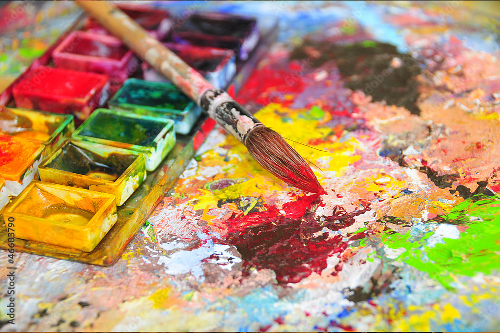 Aquarellfarbkasten mit Pinsel und Farbmischungen